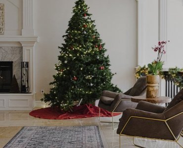 Choinka w nowoczesnym salonie - pomysły na świąteczne aranżacje