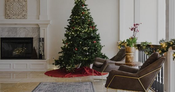 Choinka w nowoczesnym salonie - pomysły na świąteczne aranżacje