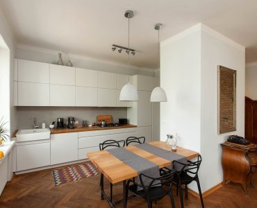 biel i drewno we wnętrzach