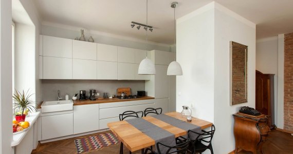 biel i drewno we wnętrzach