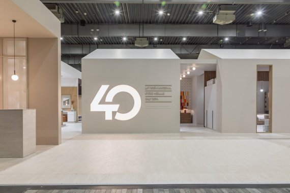 Wirtulany spacer po stoisku Meble Wójcik