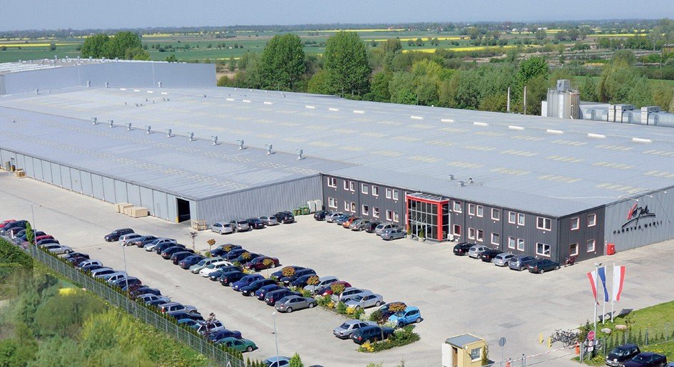 Powierzchnia produkcyjno - magazynowa 77 tys. m2