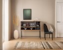 Nowoczesny barek z metalowym stelażem Elegancki barek w jadalni, łączący nowoczesny design z funkcjonalnością.