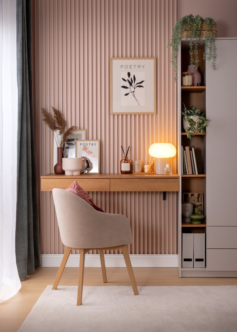 Biurko, które moze być toaletką to idealne rozwiązanie do pokoju nastolatki