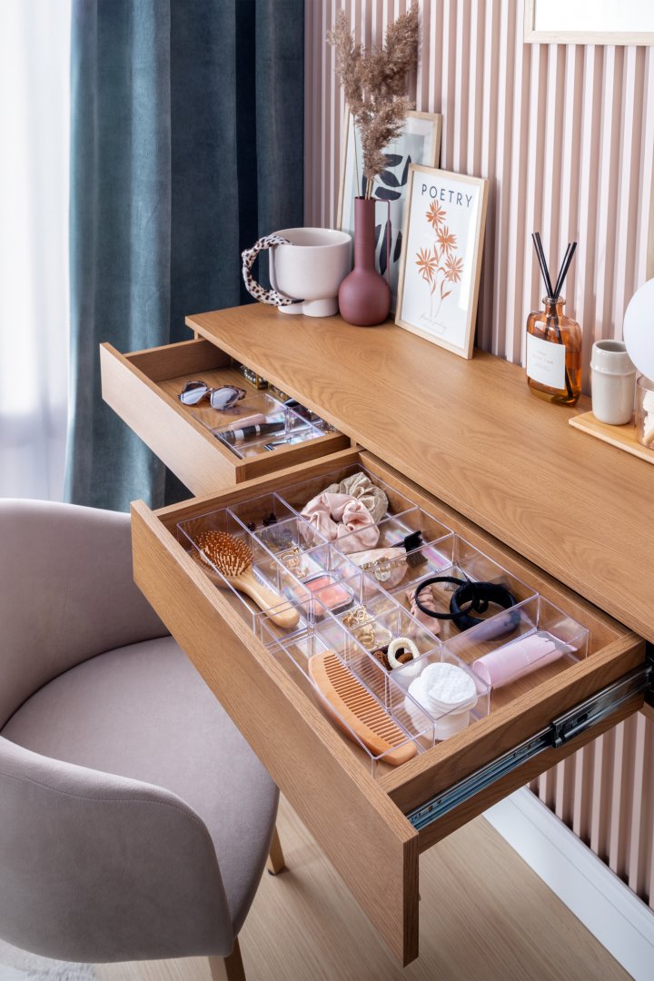 Biurko z szufladami z duża ilością miejsca na przechowywanie