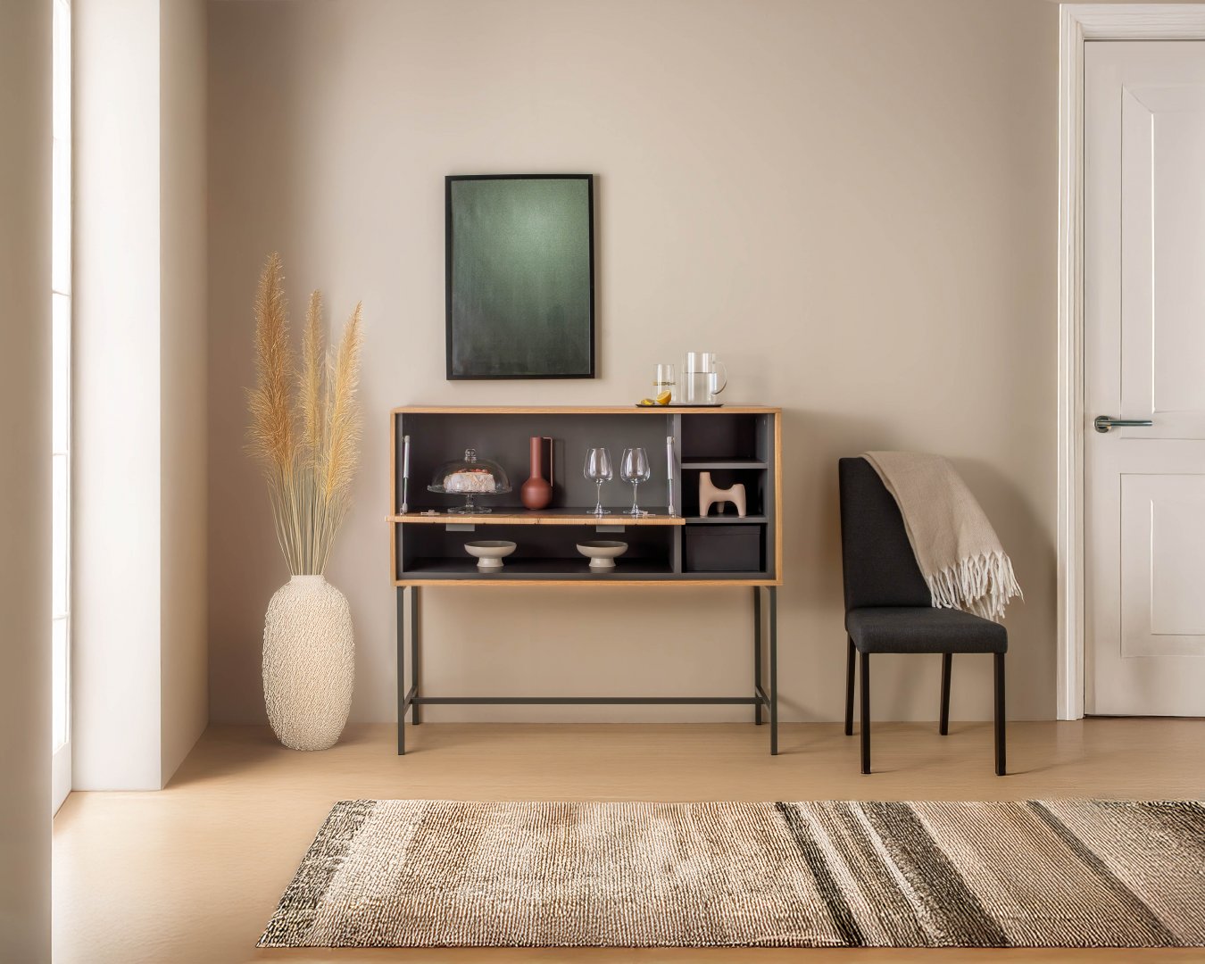 Nowoczesny barek z metalowym stelażem Elegancki barek w jadalni, łączący nowoczesny design z funkcjonalnością.