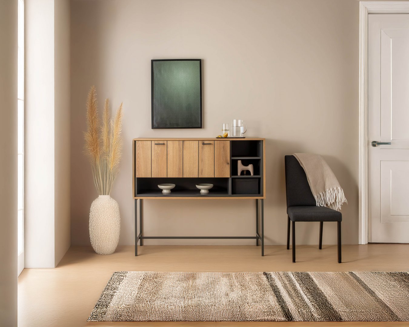 Barek o minimalistycznej formie, który wprowadza do wnętrza harmonię i stanowi praktyczne rozwiązanie do serwowania napojów. Designerski barek na metalowym stelażu z kolekcji Shirley Dąb